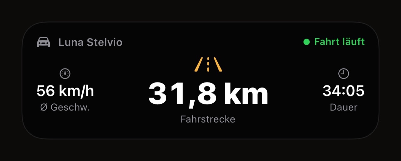 Die Live-Aktivität der WrenchTime-Fahrt auf dem Sperrbildschirm: Fahrzeug, laufende Fahrt, Durchschnittstempo, Strecke, Dauer