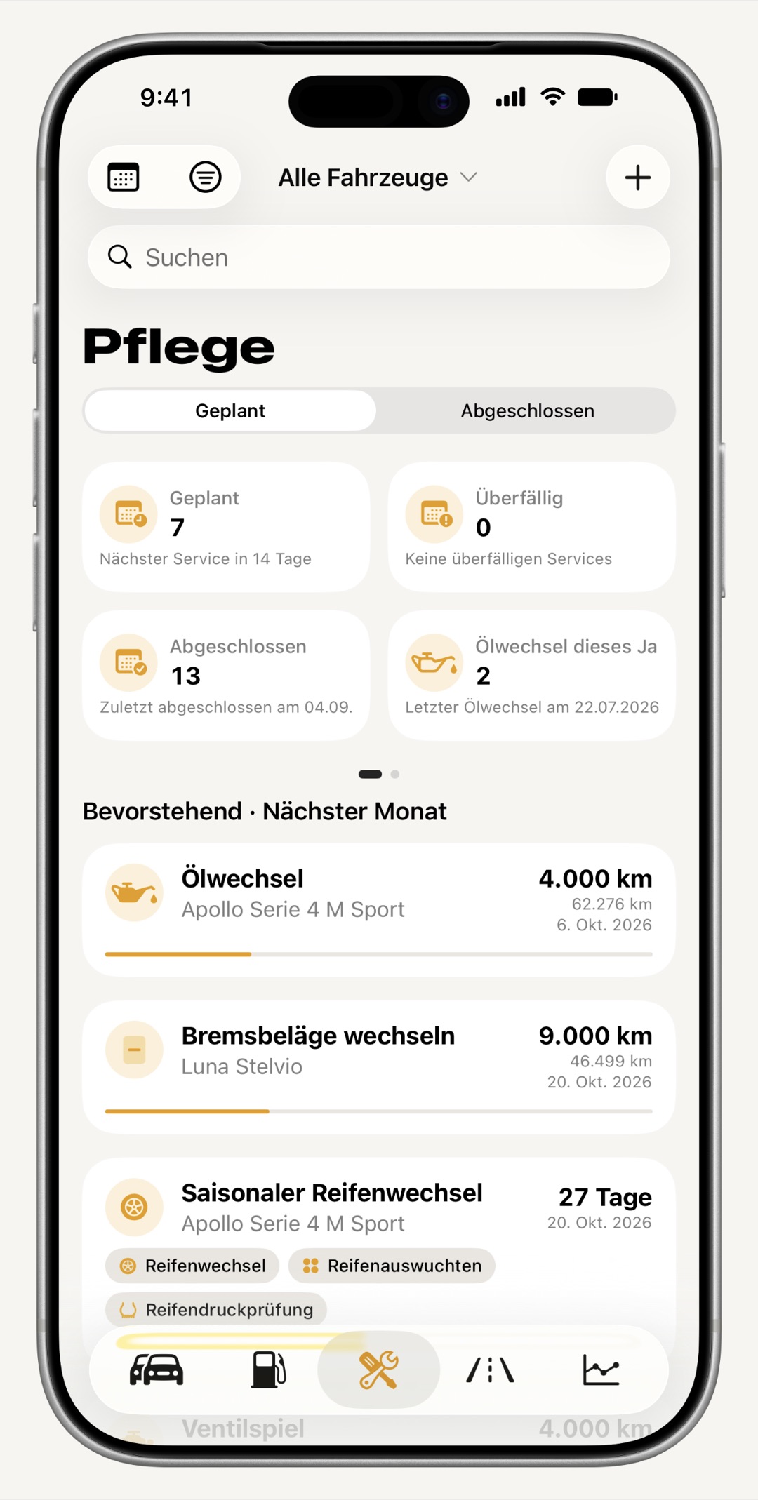 Wartungs-Tab von WrenchTime auf dem iPhone mit anstehenden und überfälligen Inspektionen, nach Datum gruppiert