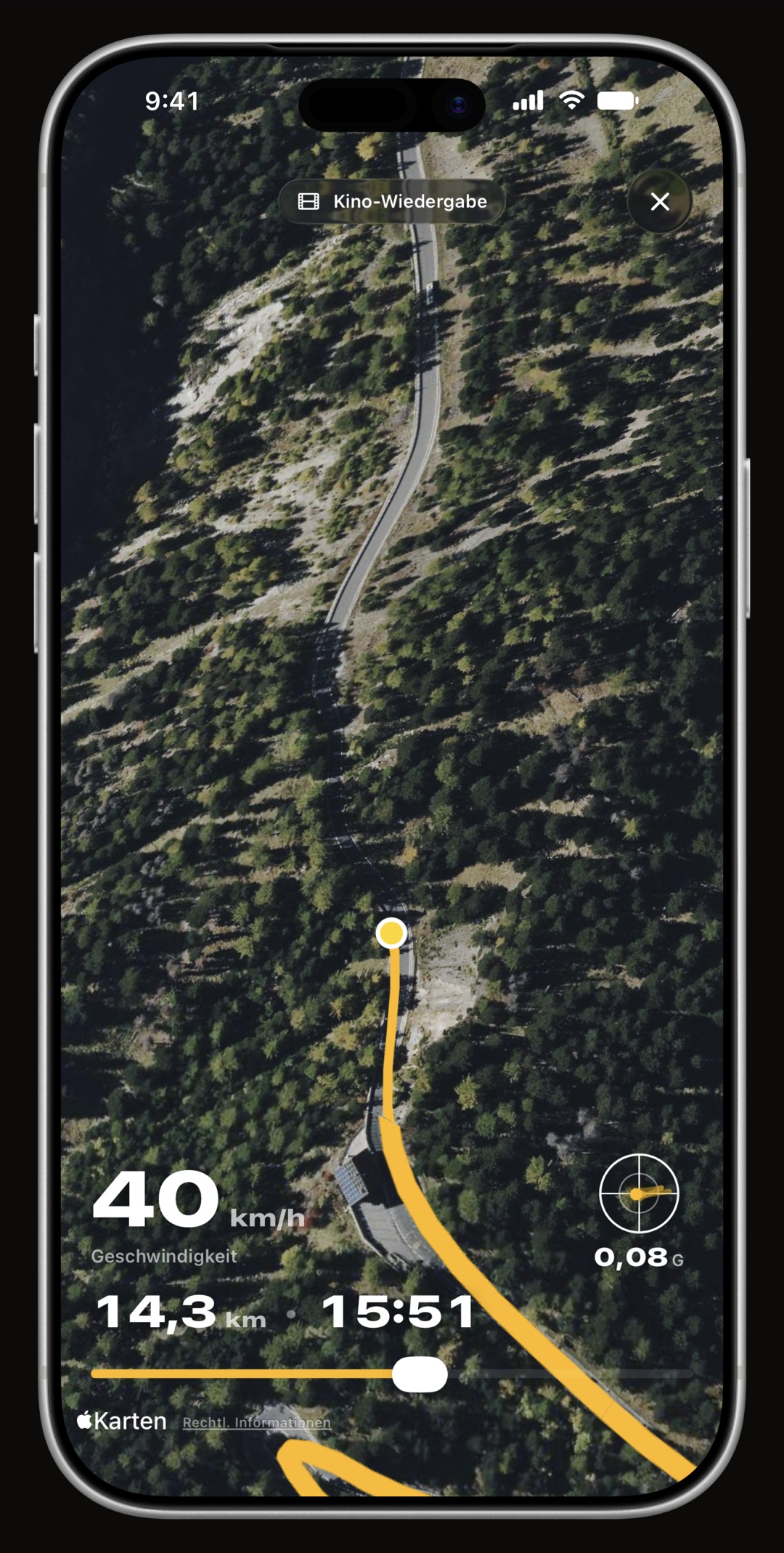 Eine WrenchTime-Fahrt in 3D auf dem iPhone, Verfolgungskamera über Satellitengelände mit Anzeigen für Tempo, Strecke und Zeit