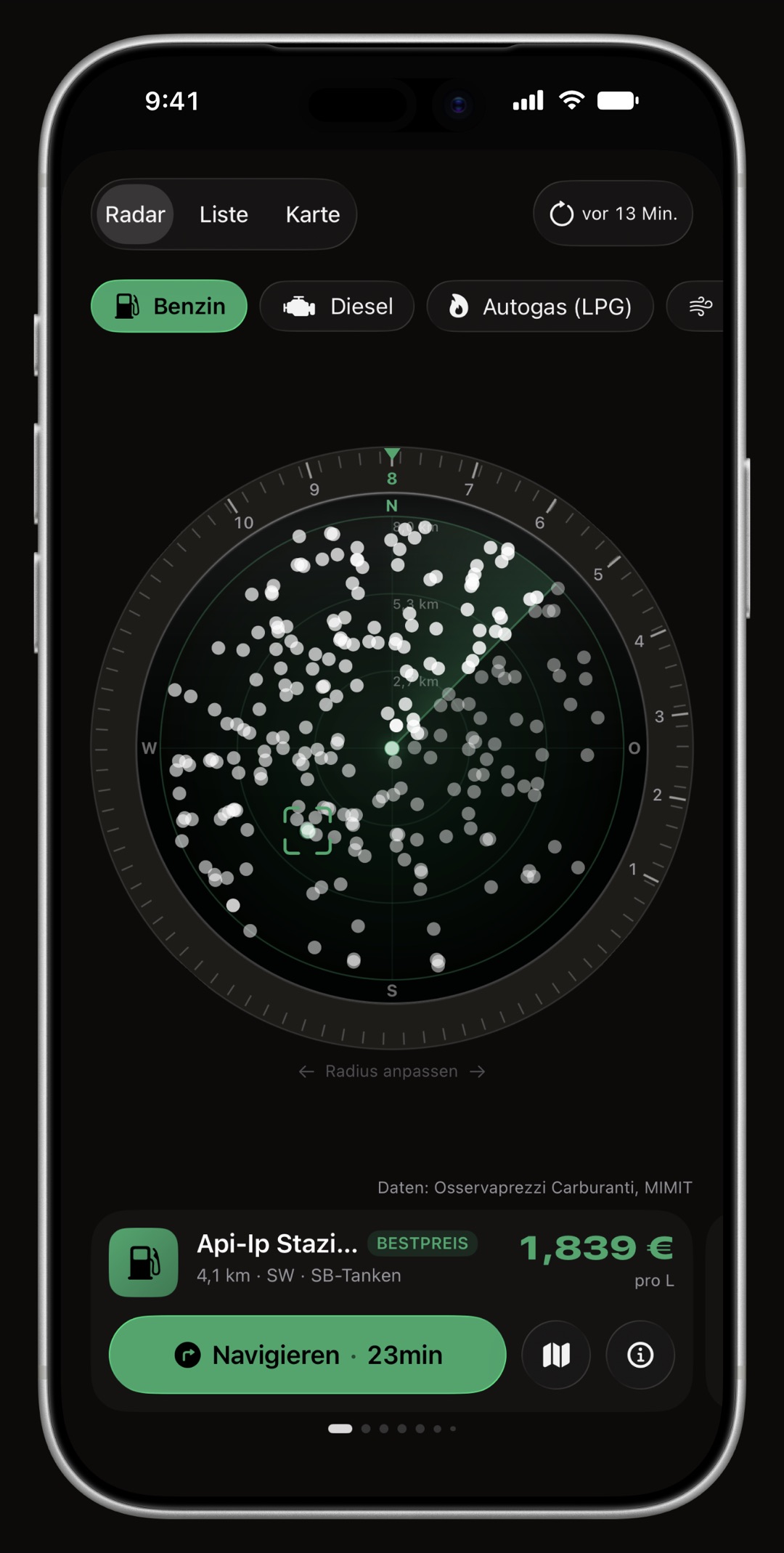 WrenchTime-Preisradar auf dem iPhone, dessen Ring, Richtungskegel und Stationskarte alle in der Akzentfarbe gezeichnet sind: British Green