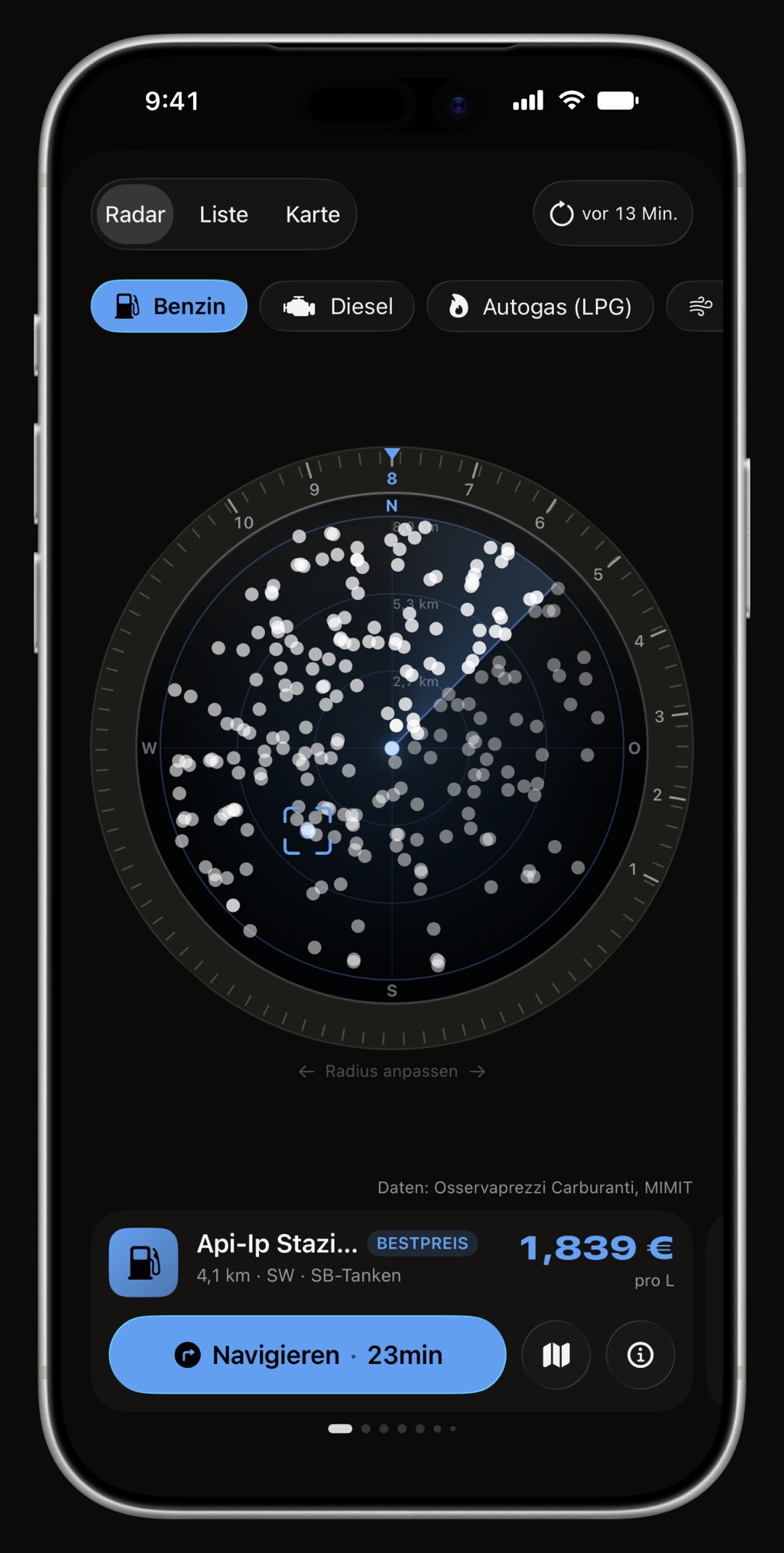 WrenchTime-Preisradar auf dem iPhone, dessen Ring, Richtungskegel und Stationskarte alle in der Akzentfarbe gezeichnet sind: Eisblau