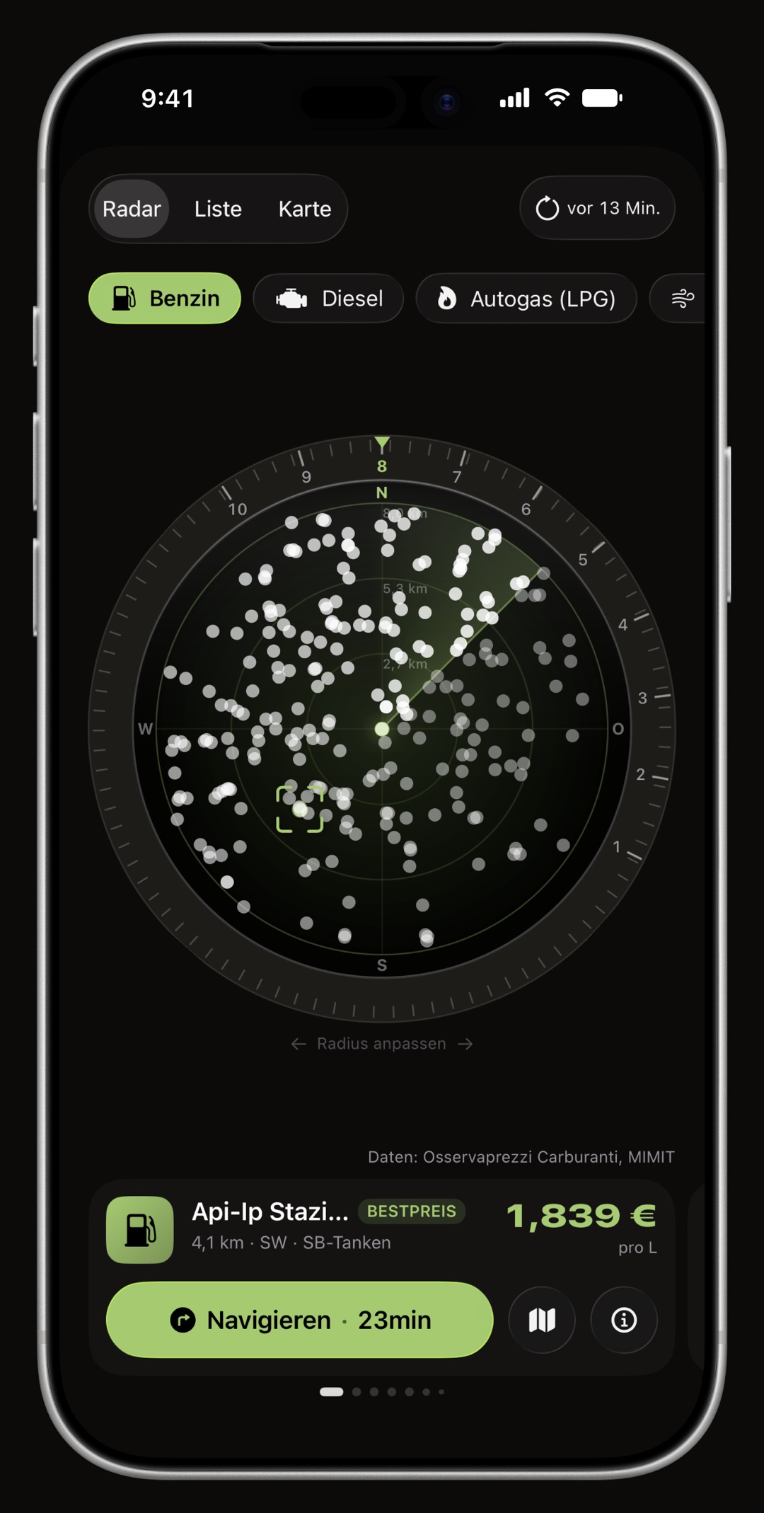 WrenchTime-Preisradar auf dem iPhone, dessen Ring, Richtungskegel und Stationskarte alle in der Akzentfarbe gezeichnet sind: Limette