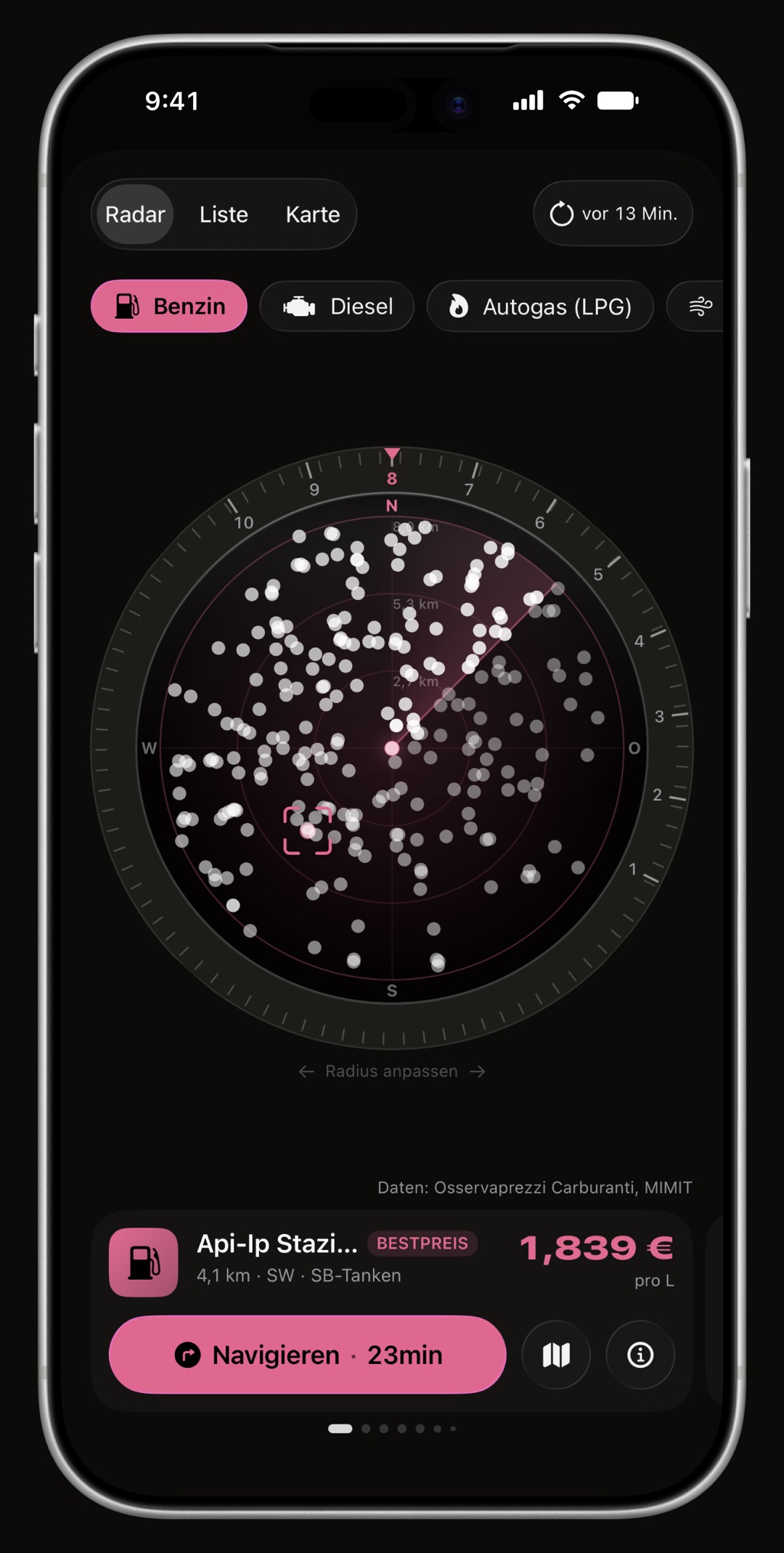 WrenchTime-Preisradar auf dem iPhone, dessen Ring, Richtungskegel und Stationskarte alle in der Akzentfarbe gezeichnet sind: Magenta