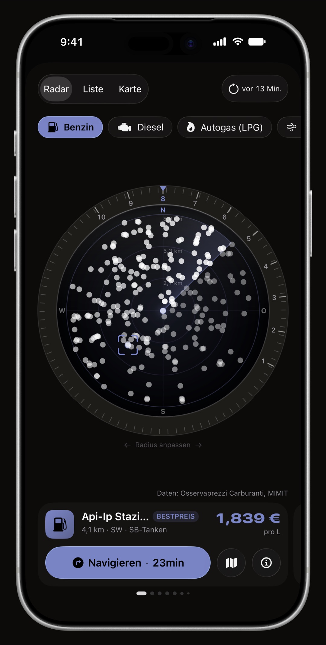 WrenchTime-Preisradar auf dem iPhone, dessen Ring, Richtungskegel und Stationskarte alle in der Akzentfarbe gezeichnet sind: Mitternacht