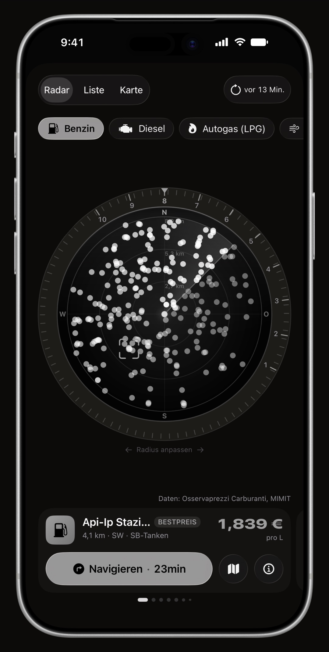WrenchTime-Preisradar auf dem iPhone, dessen Ring, Richtungskegel und Stationskarte alle in der Akzentfarbe gezeichnet sind: Titan