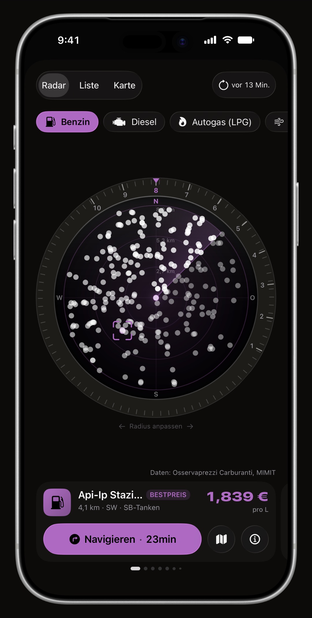 WrenchTime-Preisradar auf dem iPhone, dessen Ring, Richtungskegel und Stationskarte alle in der Akzentfarbe gezeichnet sind: Violett