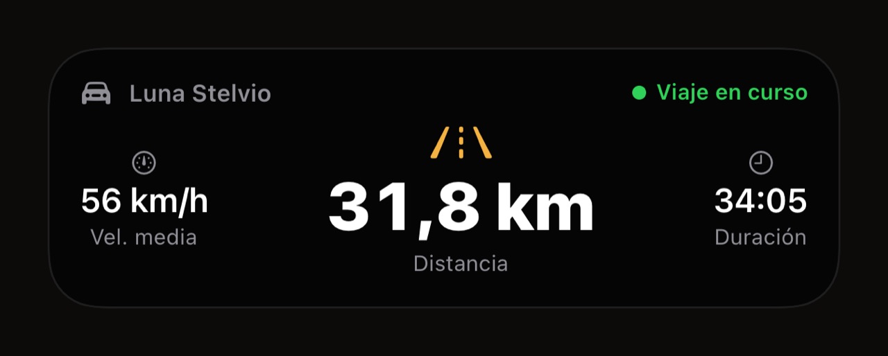 La Actividad en Vivo del viaje de WrenchTime en la pantalla de bloqueo: vehículo, viaje en curso, velocidad media, distancia, duración