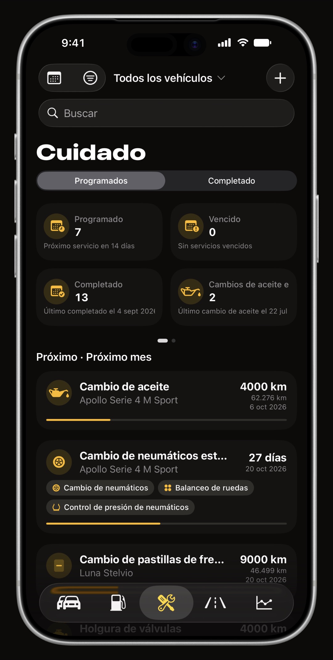 La pestaña de mantenimiento de WrenchTime en iPhone, las revisiones agrupadas por fecha con las vencidas primero