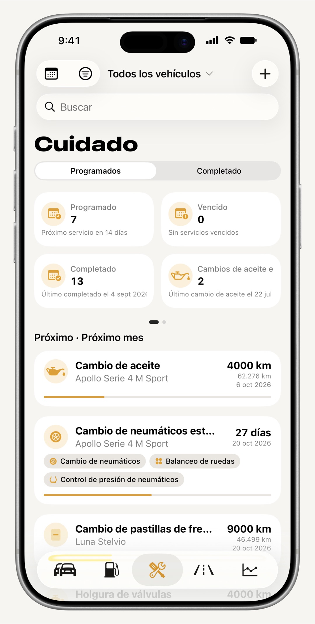 Pestaña de mantenimiento de WrenchTime en iPhone con las revisiones próximas y las vencidas agrupadas por fecha