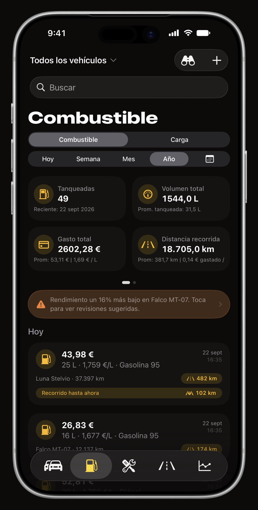 Registro de combustible de WrenchTime en iPhone con repostajes, litros, coste y consumo de depósito a depósito