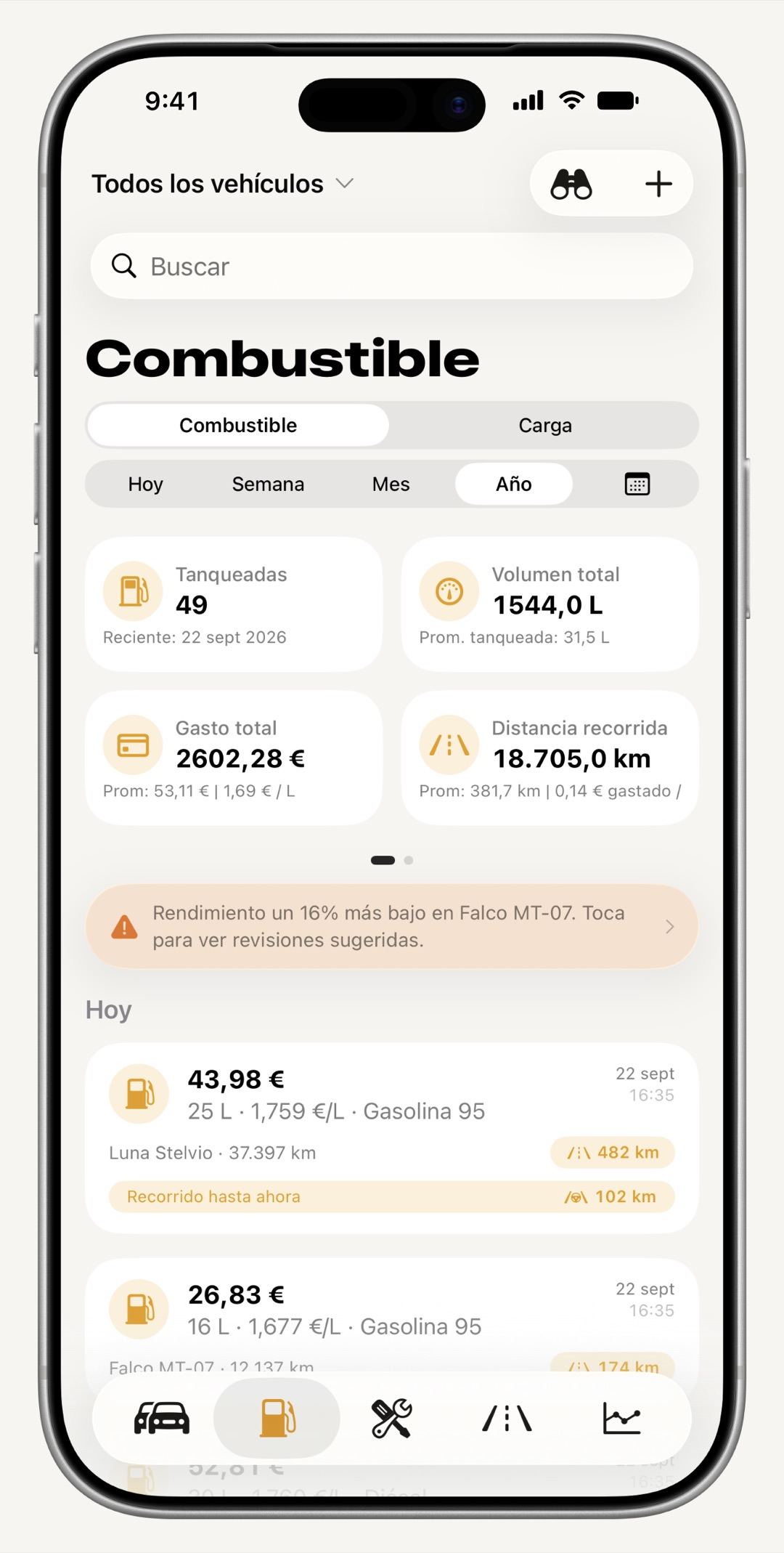 Registro de combustible de WrenchTime en iPhone con repostajes, litros, coste y consumo de depósito a depósito