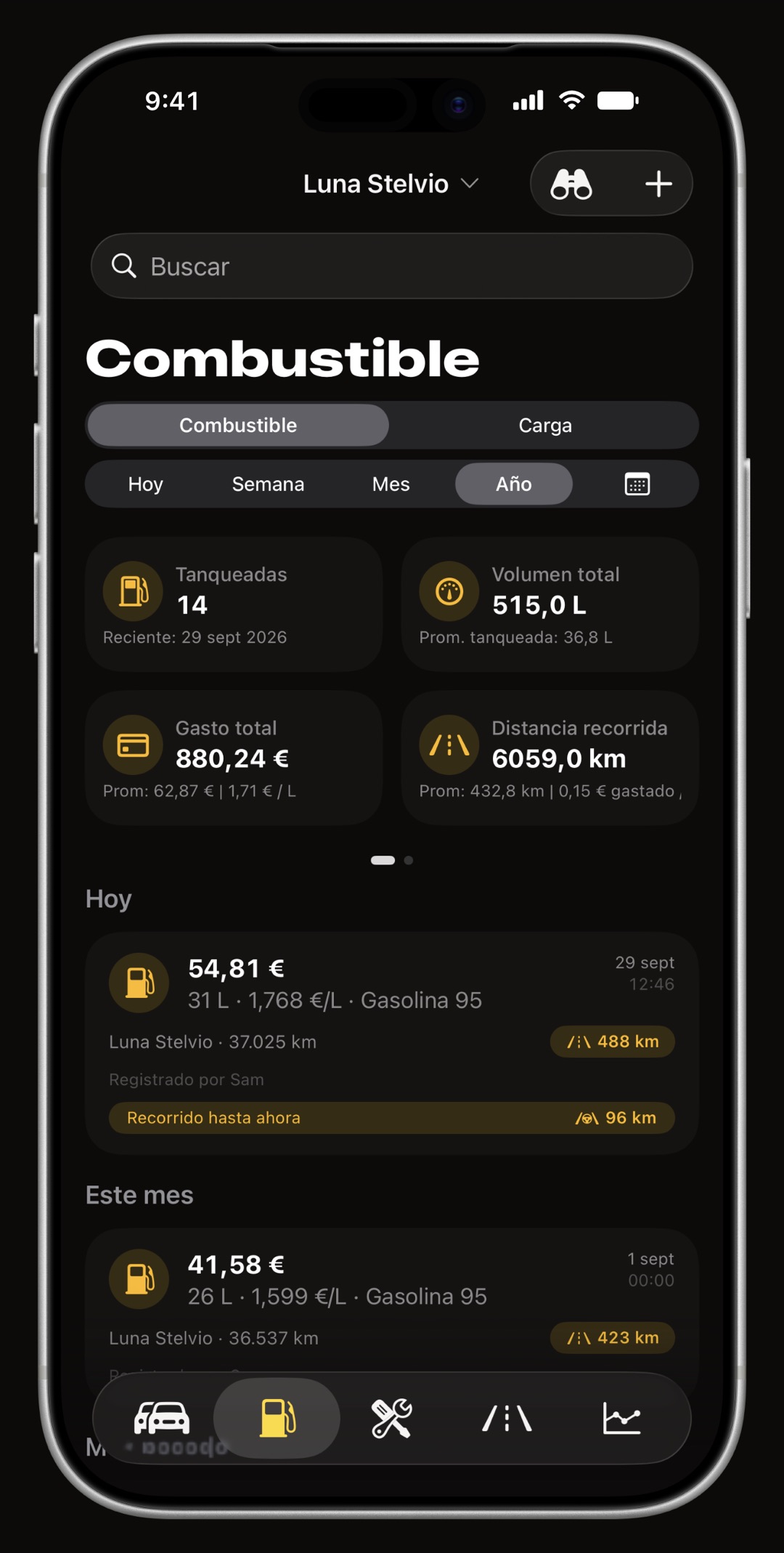 Registro de combustible de WrenchTime en iPhone para un coche compartido, con repostajes que dicen Registrado por Sam