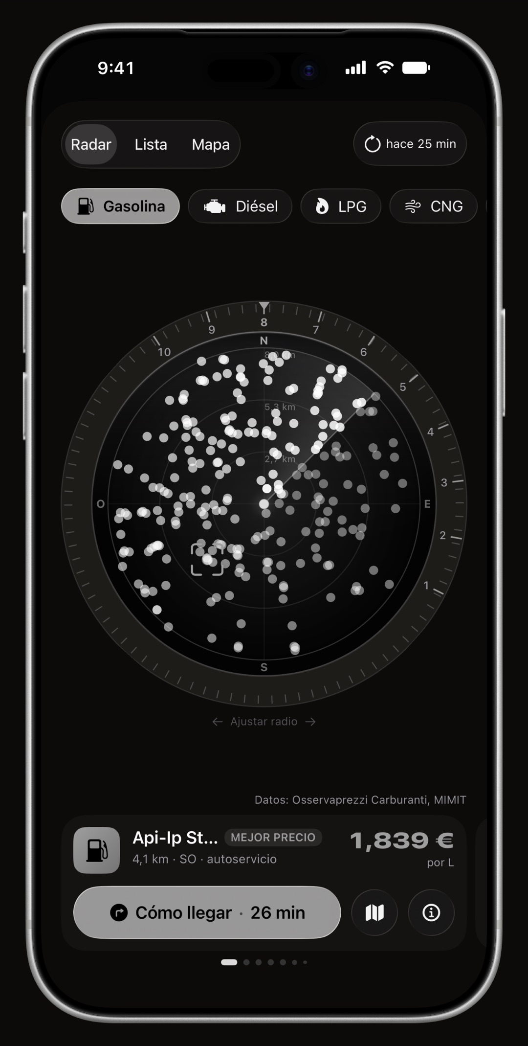 Radar de precios de WrenchTime en iPhone, con el aro, el cono de rumbo y la ficha de la estación dibujados en el color de acento: Titanio