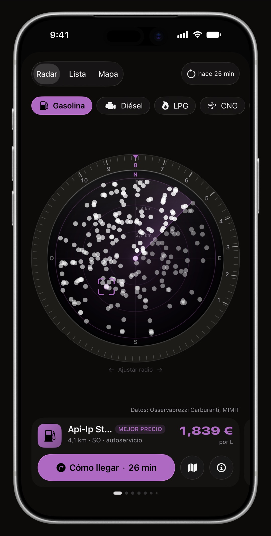 Radar de precios de WrenchTime en iPhone, con el aro, el cono de rumbo y la ficha de la estación dibujados en el color de acento: Violeta