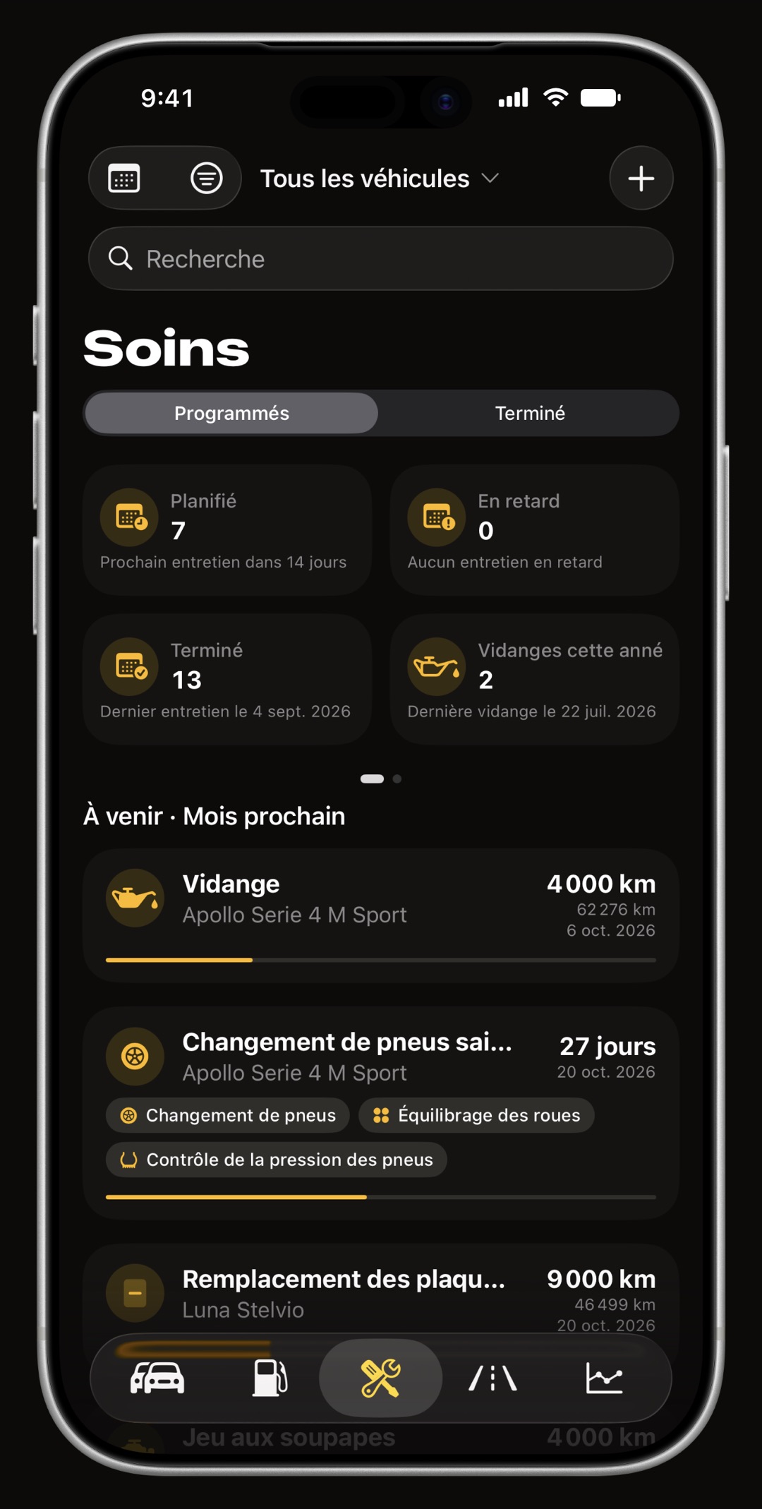 L'onglet entretien de WrenchTime sur iPhone, les révisions groupées par date avec les échéances dépassées en tête