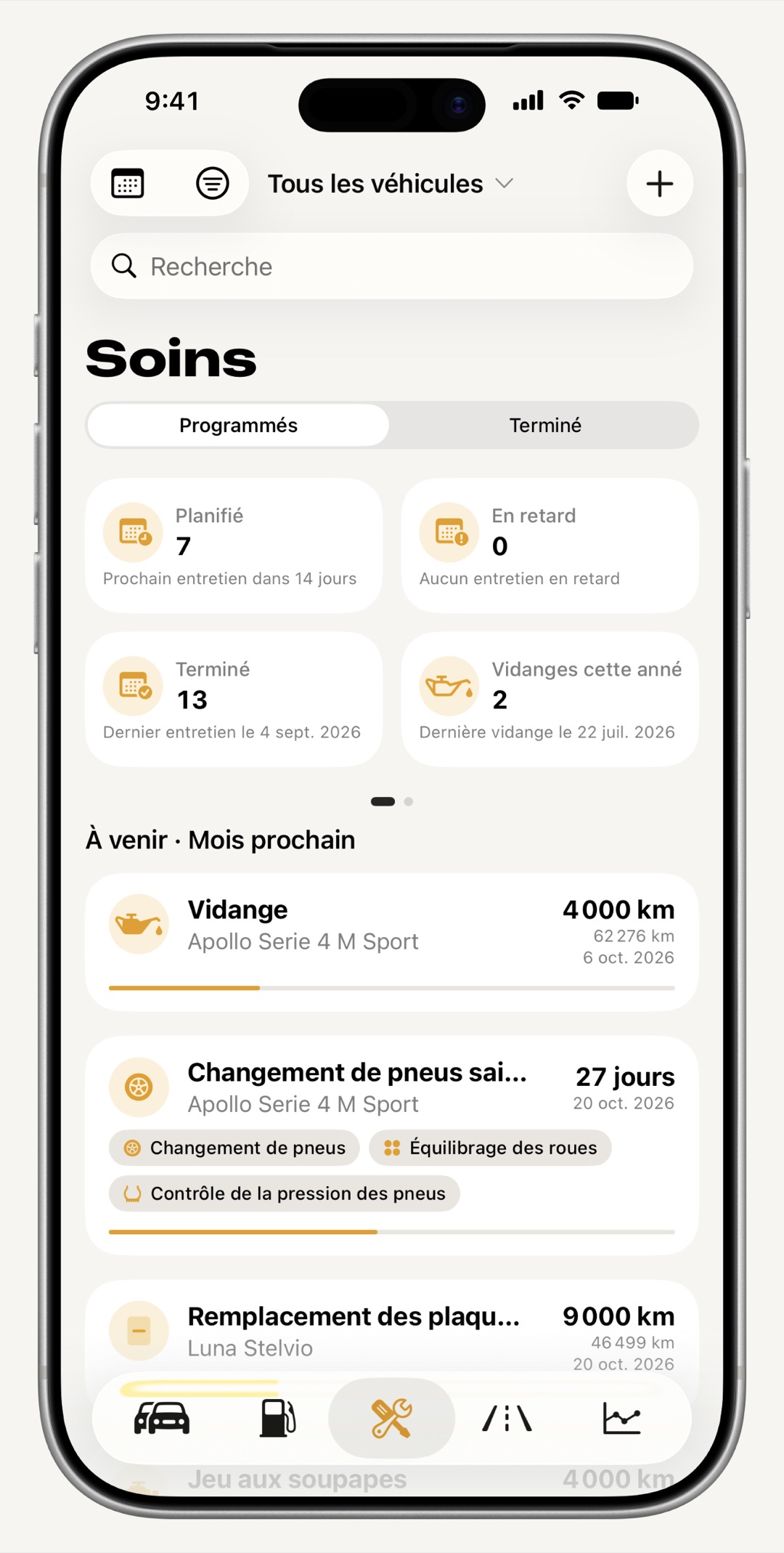 Onglet entretien de WrenchTime sur iPhone avec les révisions à venir et celles en retard, groupées par date