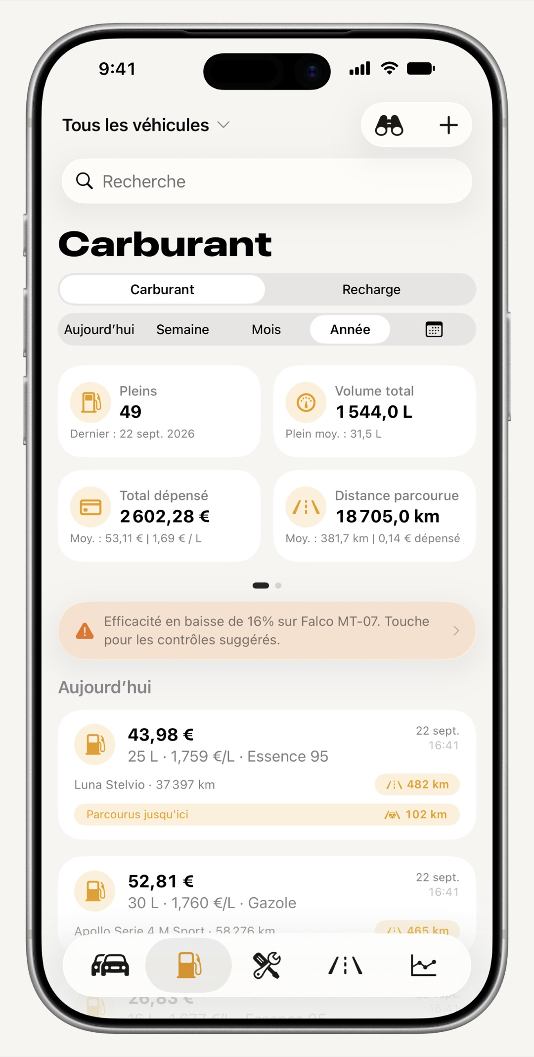 Carnet de carburant WrenchTime sur iPhone avec les pleins, le volume, le coût et la consommation d'un plein à l'autre