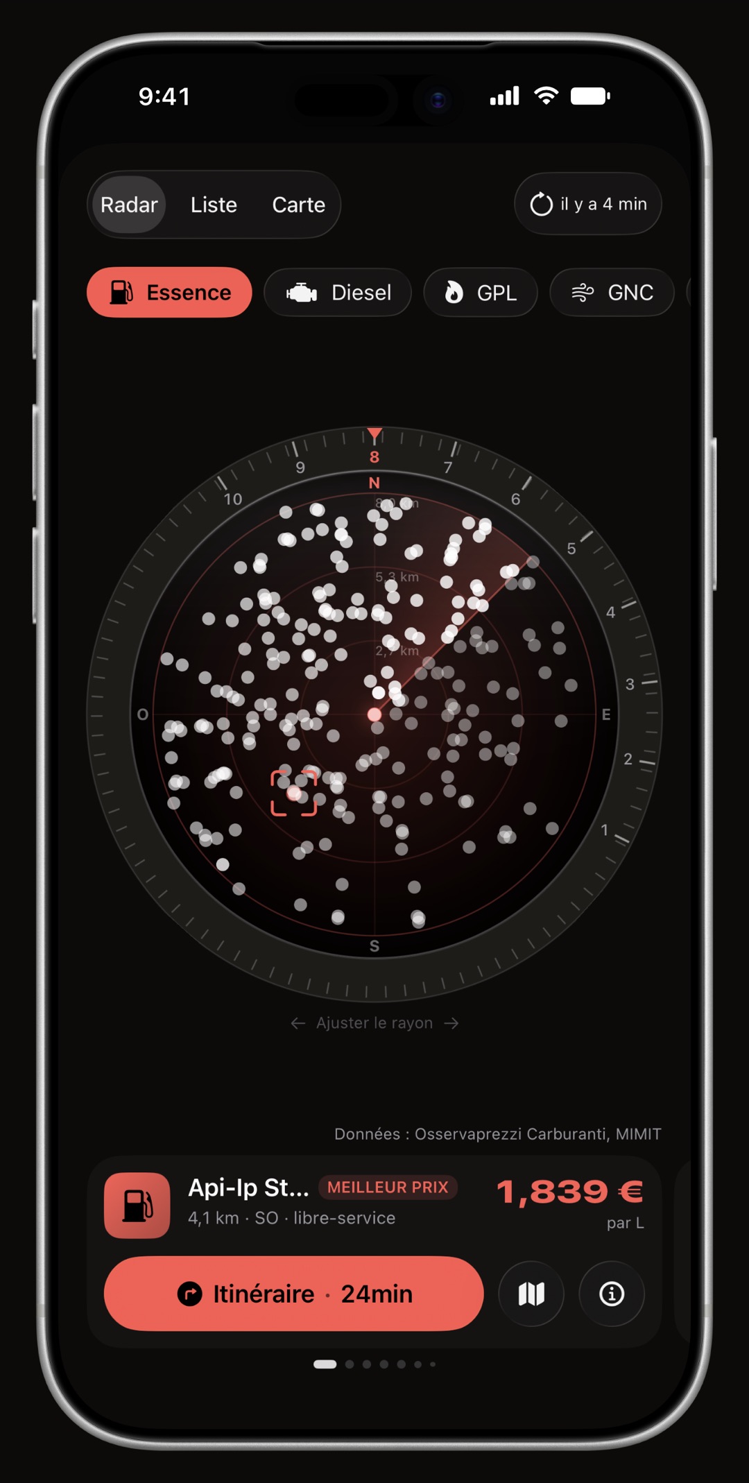 Radar des prix WrenchTime sur iPhone, dont la bague, le cône de cap et la fiche de station sont dessinés dans la couleur d'accent: Rouge course