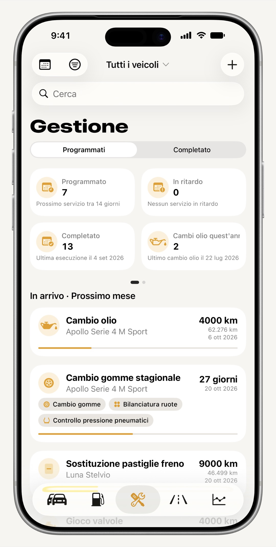 Scheda manutenzione di WrenchTime su iPhone con i tagliandi in scadenza e quelli scaduti raggruppati per data