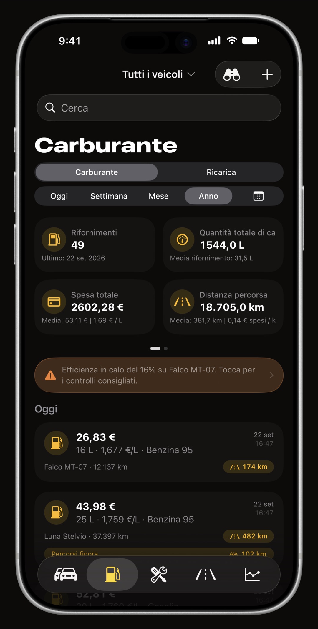 Registro carburante di WrenchTime su iPhone con pieni, litri, costo e consumi da pieno a pieno