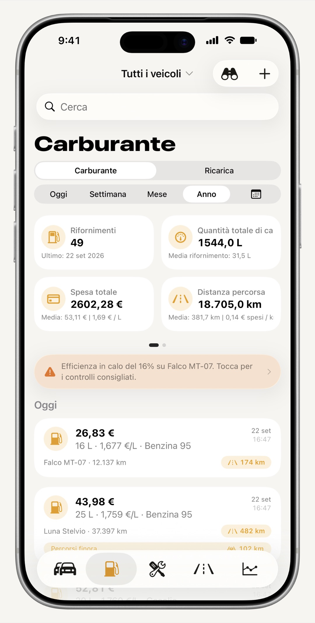 Registro carburante di WrenchTime su iPhone con pieni, litri, costo e consumi da pieno a pieno