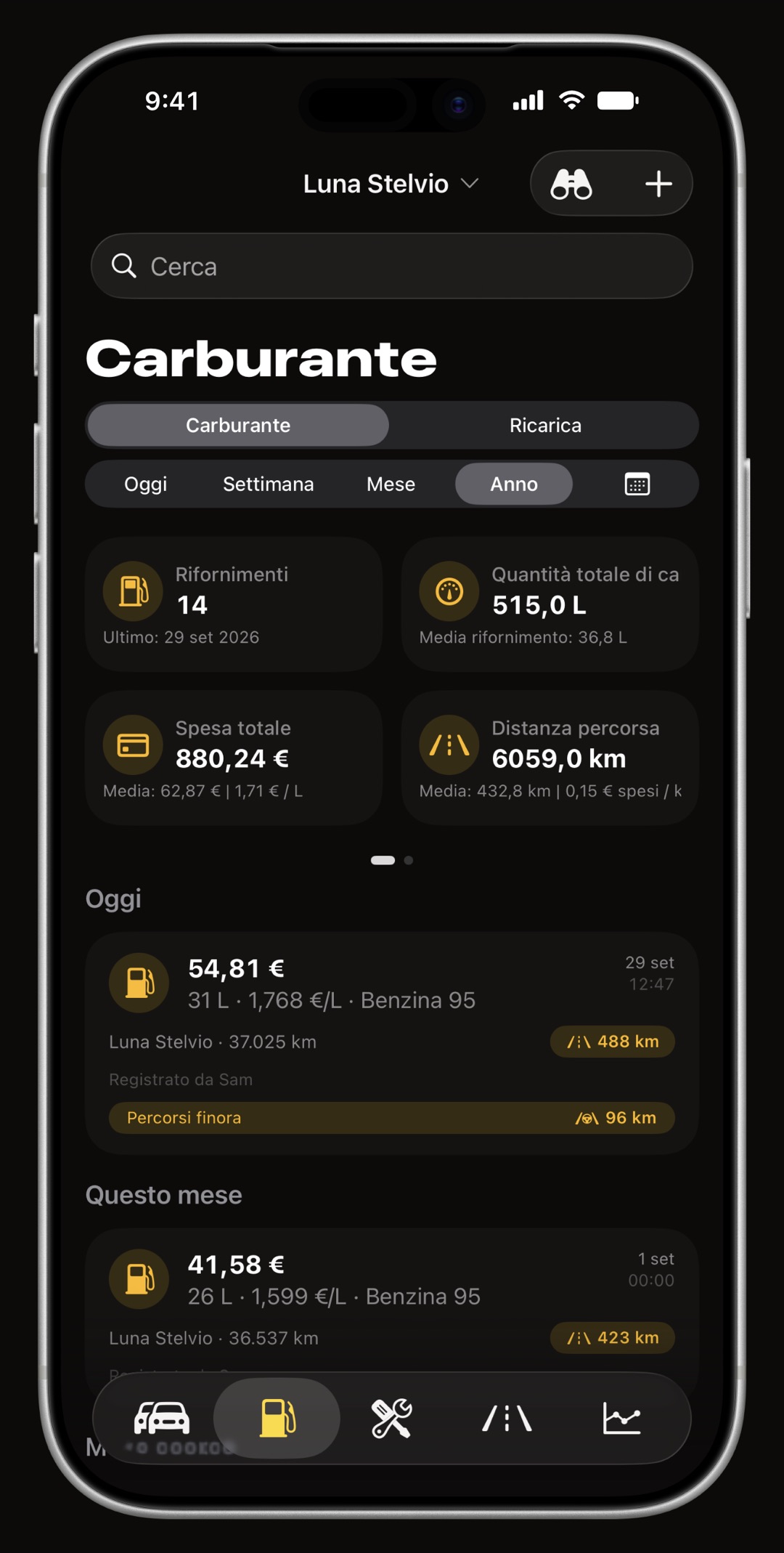 Registro carburante di WrenchTime su iPhone per un'auto condivisa, con rifornimenti che riportano Registrato da Sam