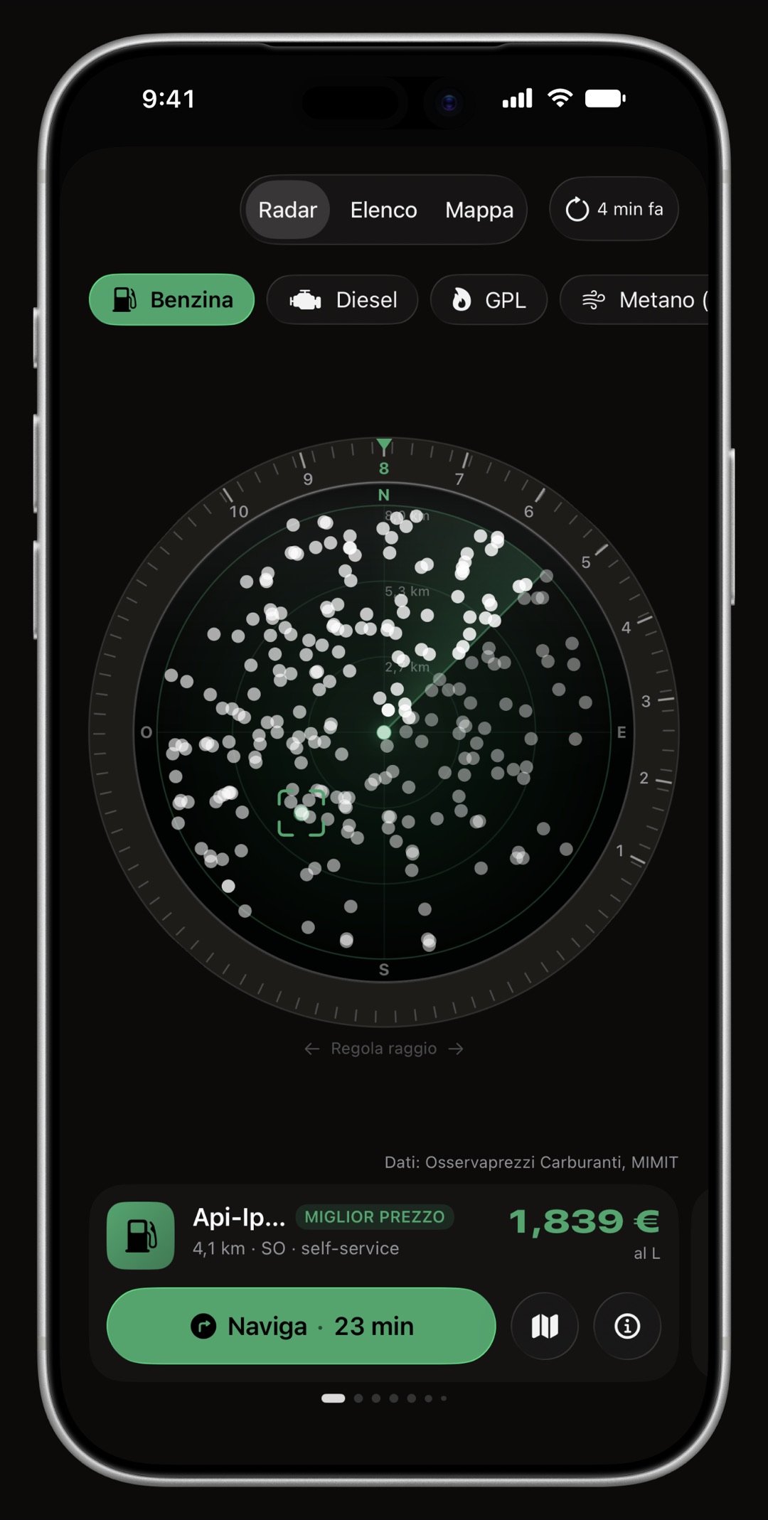 Radar prezzi di WrenchTime su iPhone, con la ghiera, il cono di direzione e la scheda della stazione disegnati nel colore d'accento: Verde British