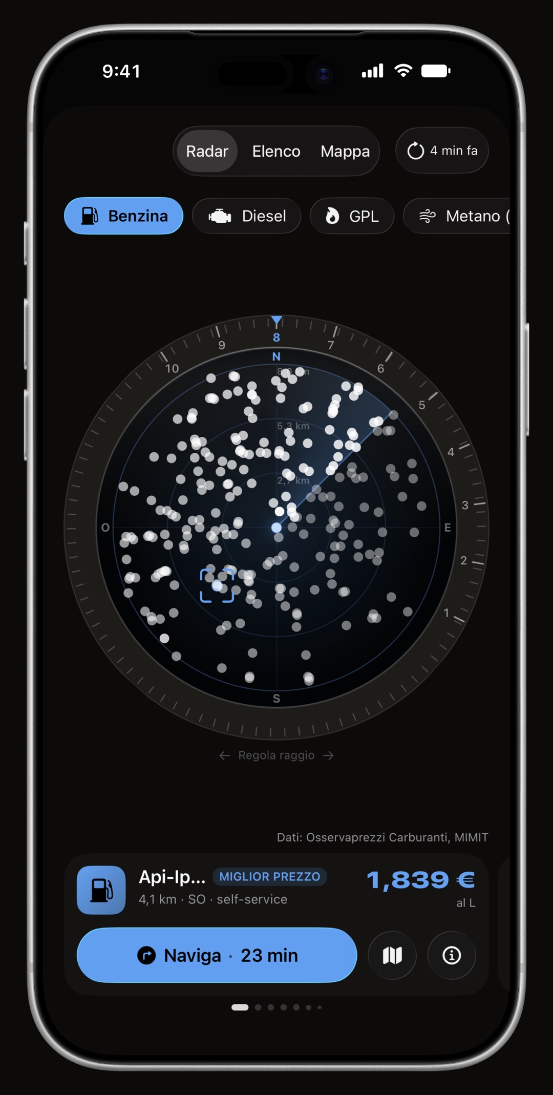 Radar prezzi di WrenchTime su iPhone, con la ghiera, il cono di direzione e la scheda della stazione disegnati nel colore d'accento: Blu ghiaccio