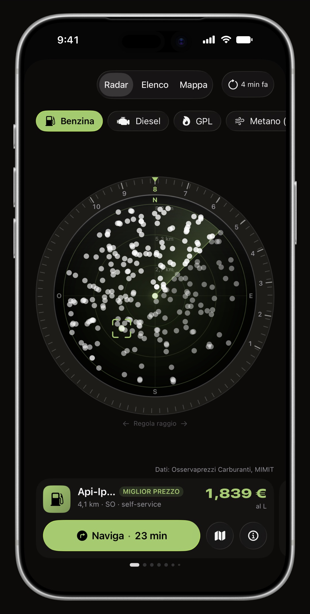 Radar prezzi di WrenchTime su iPhone, con la ghiera, il cono di direzione e la scheda della stazione disegnati nel colore d'accento: Lime