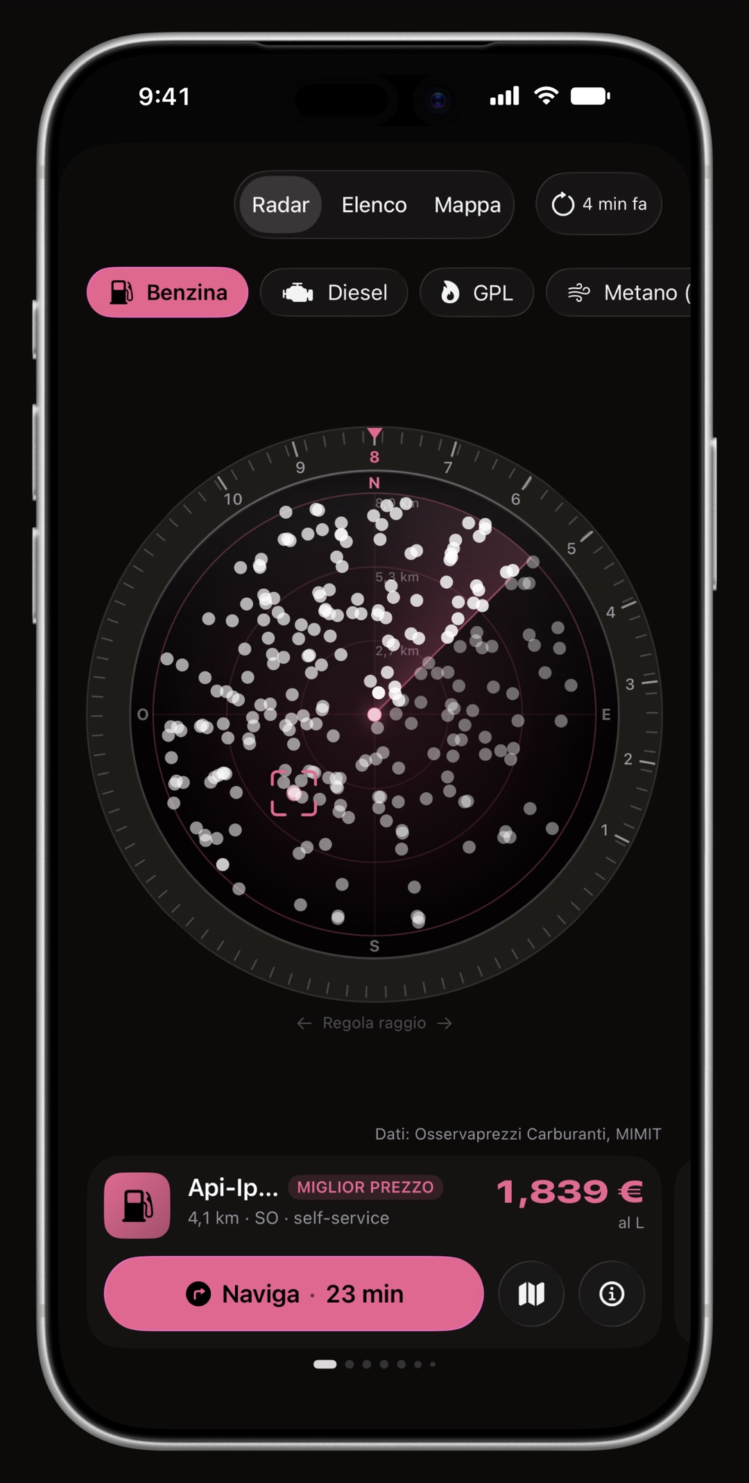 Radar prezzi di WrenchTime su iPhone, con la ghiera, il cono di direzione e la scheda della stazione disegnati nel colore d'accento: Magenta