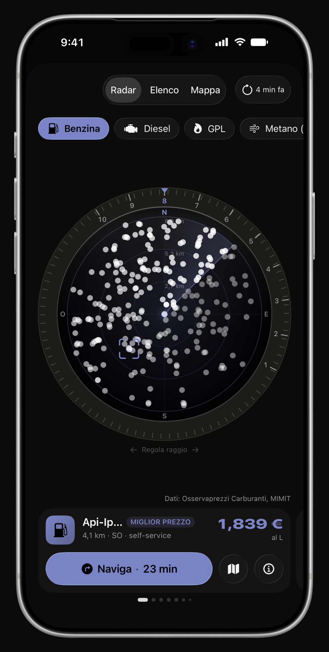 Radar prezzi di WrenchTime su iPhone, con la ghiera, il cono di direzione e la scheda della stazione disegnati nel colore d'accento: Mezzanotte