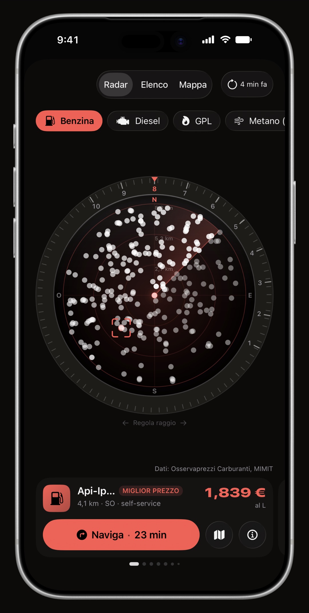 Radar prezzi di WrenchTime su iPhone, con la ghiera, il cono di direzione e la scheda della stazione disegnati nel colore d'accento: Rosso corsa