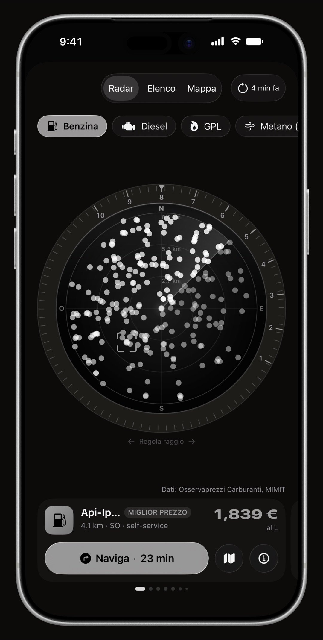 Radar prezzi di WrenchTime su iPhone, con la ghiera, il cono di direzione e la scheda della stazione disegnati nel colore d'accento: Titanio
