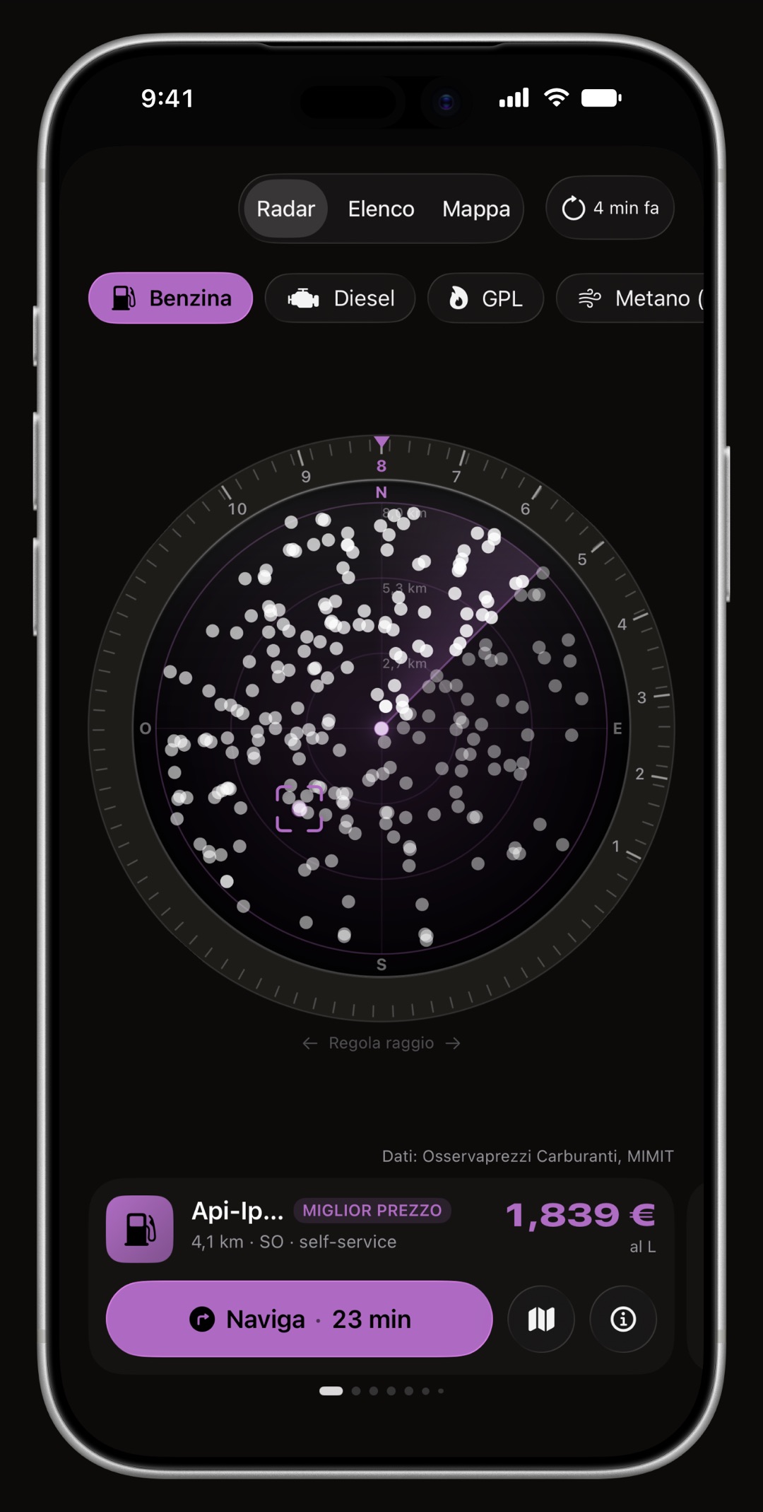 Radar prezzi di WrenchTime su iPhone, con la ghiera, il cono di direzione e la scheda della stazione disegnati nel colore d'accento: Viola