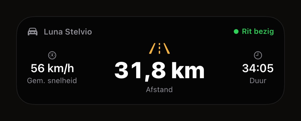 de Live Activity van een WrenchTime-rit zoals die op het toegangsscherm verschijnt: voertuig, rit bezig, gemiddelde snelheid, afstand, duur