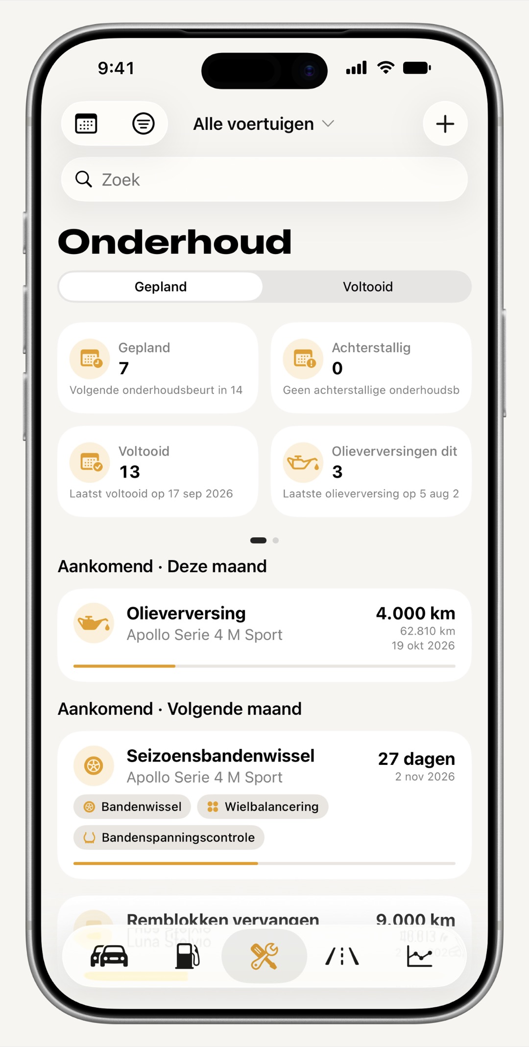 Onderhoudstabblad van WrenchTime op iPhone met komende en achterstallige beurten, gegroepeerd op datum