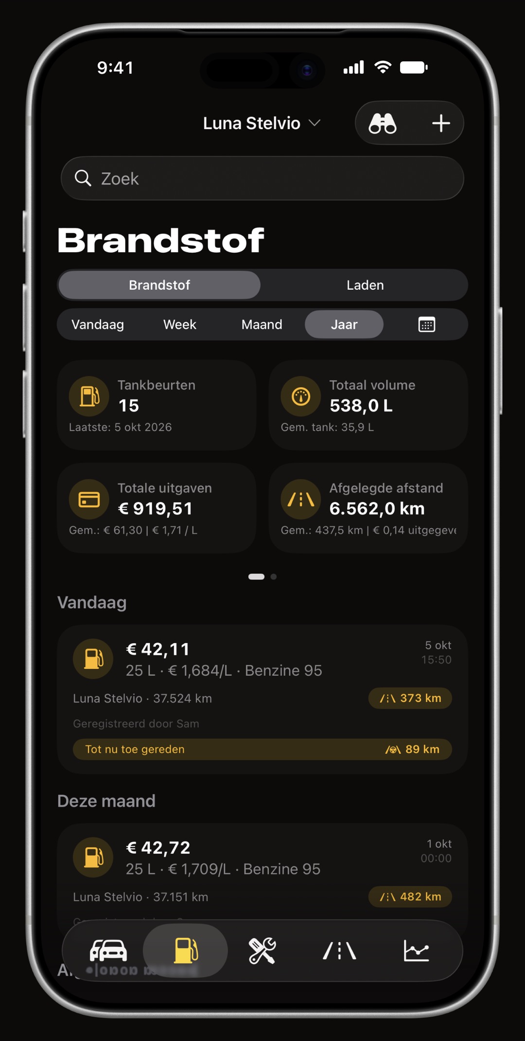 Brandstoflogboek van WrenchTime op iPhone voor een gedeelde auto met tankbeurten met het bijschrift Geregistreerd door Sam