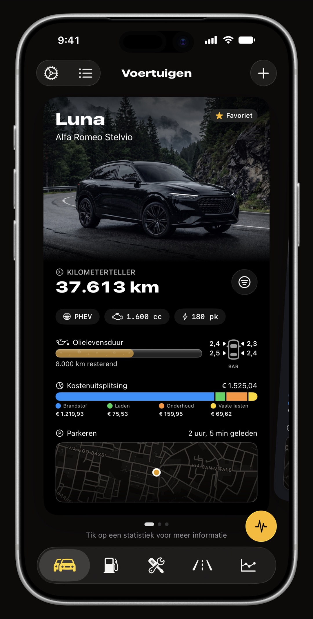 Tabblad Voertuigen van WrenchTime op iPhone met een voertuigkaart in de garagecarrousel, het tabblad waar de knop Voertuigtools en de acceleratietimer worden geopend