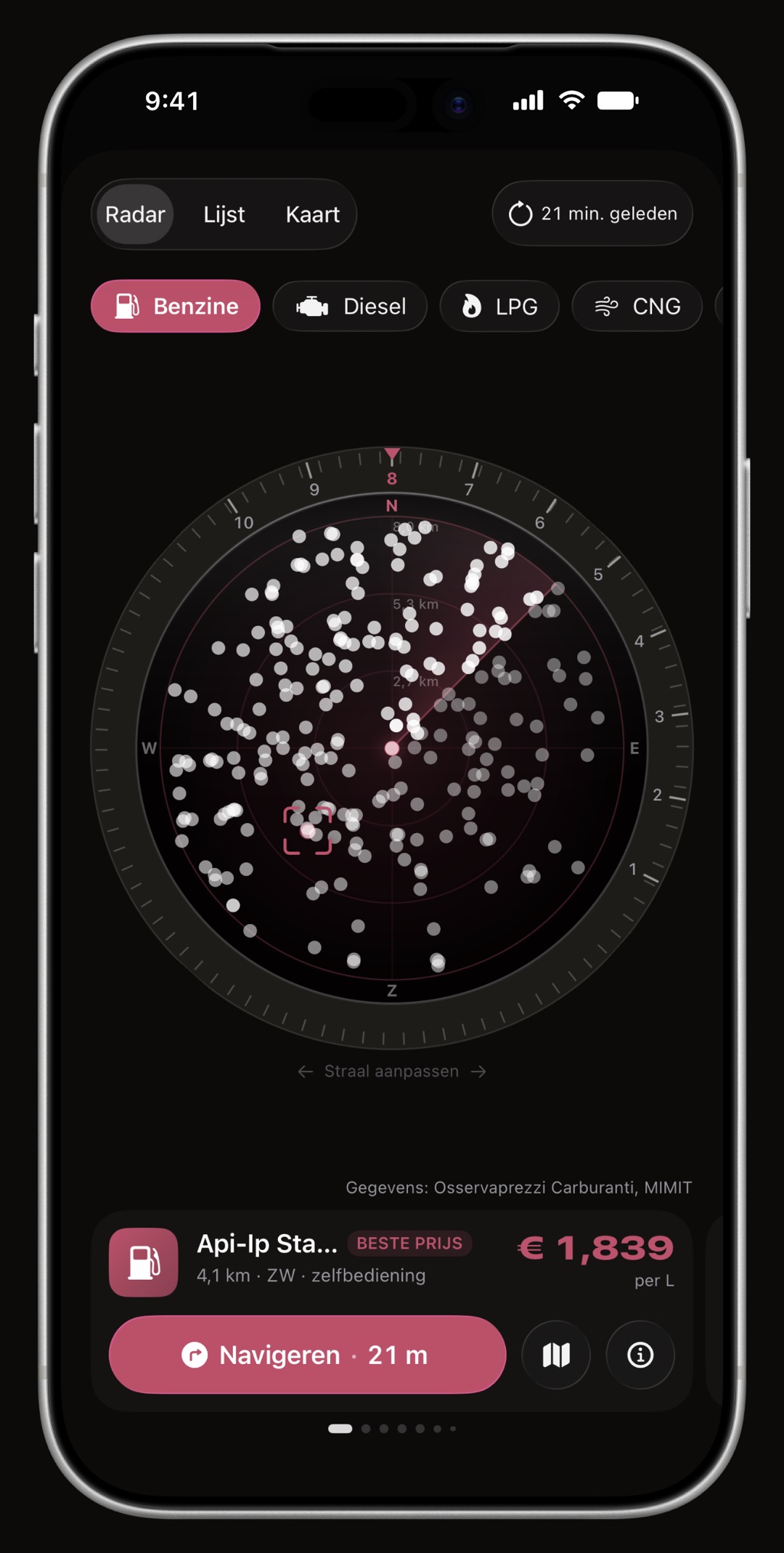 Prijsradar van WrenchTime op iPhone, met de ring, de kijkrichting en de stationskaart allemaal in de accentkleur: Bordeauxrood