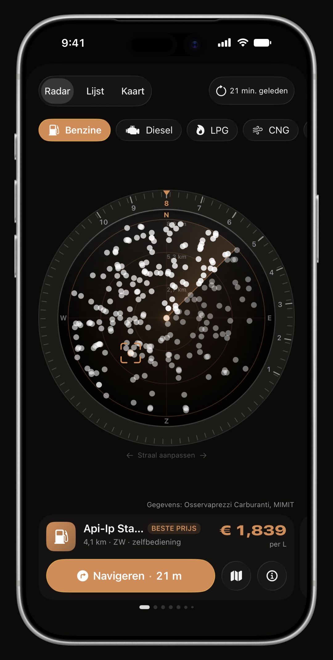 Prijsradar van WrenchTime op iPhone, met de ring, de kijkrichting en de stationskaart allemaal in de accentkleur: Koper