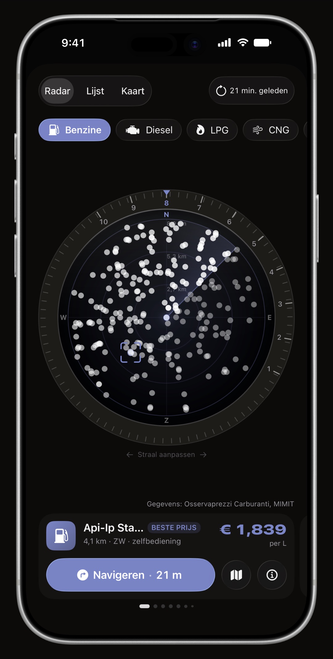 Prijsradar van WrenchTime op iPhone, met de ring, de kijkrichting en de stationskaart allemaal in de accentkleur: Middernacht