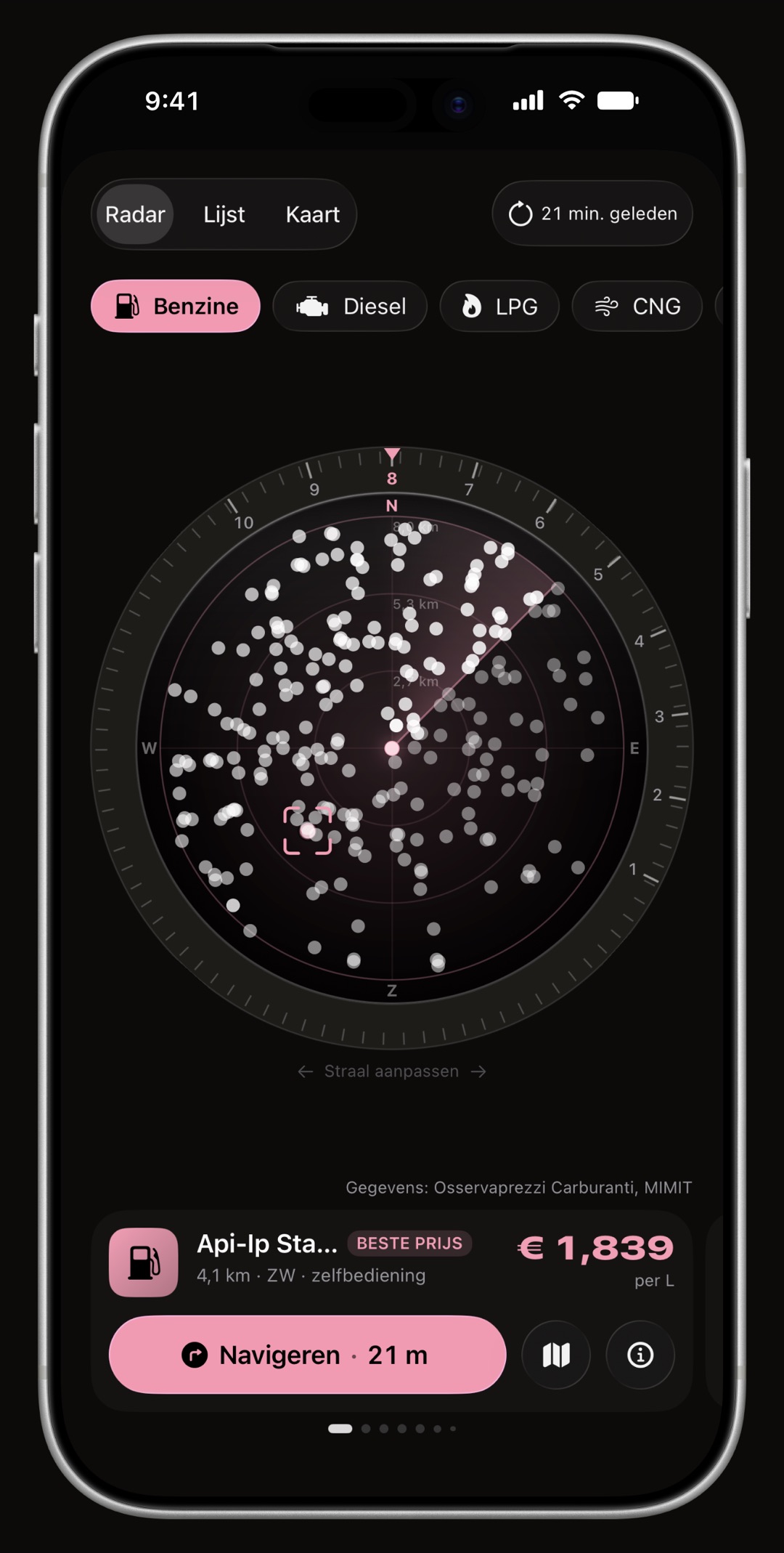 Prijsradar van WrenchTime op iPhone, met de ring, de kijkrichting en de stationskaart allemaal in de accentkleur: Roze