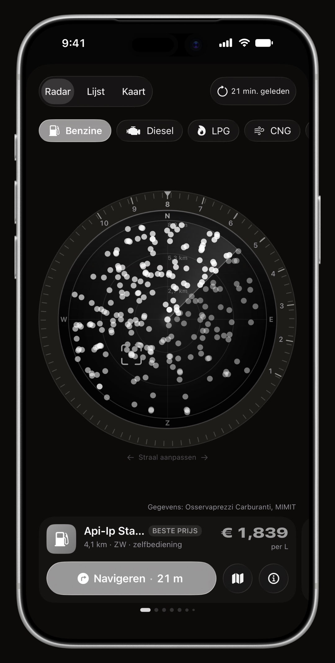 Prijsradar van WrenchTime op iPhone, met de ring, de kijkrichting en de stationskaart allemaal in de accentkleur: Titanium