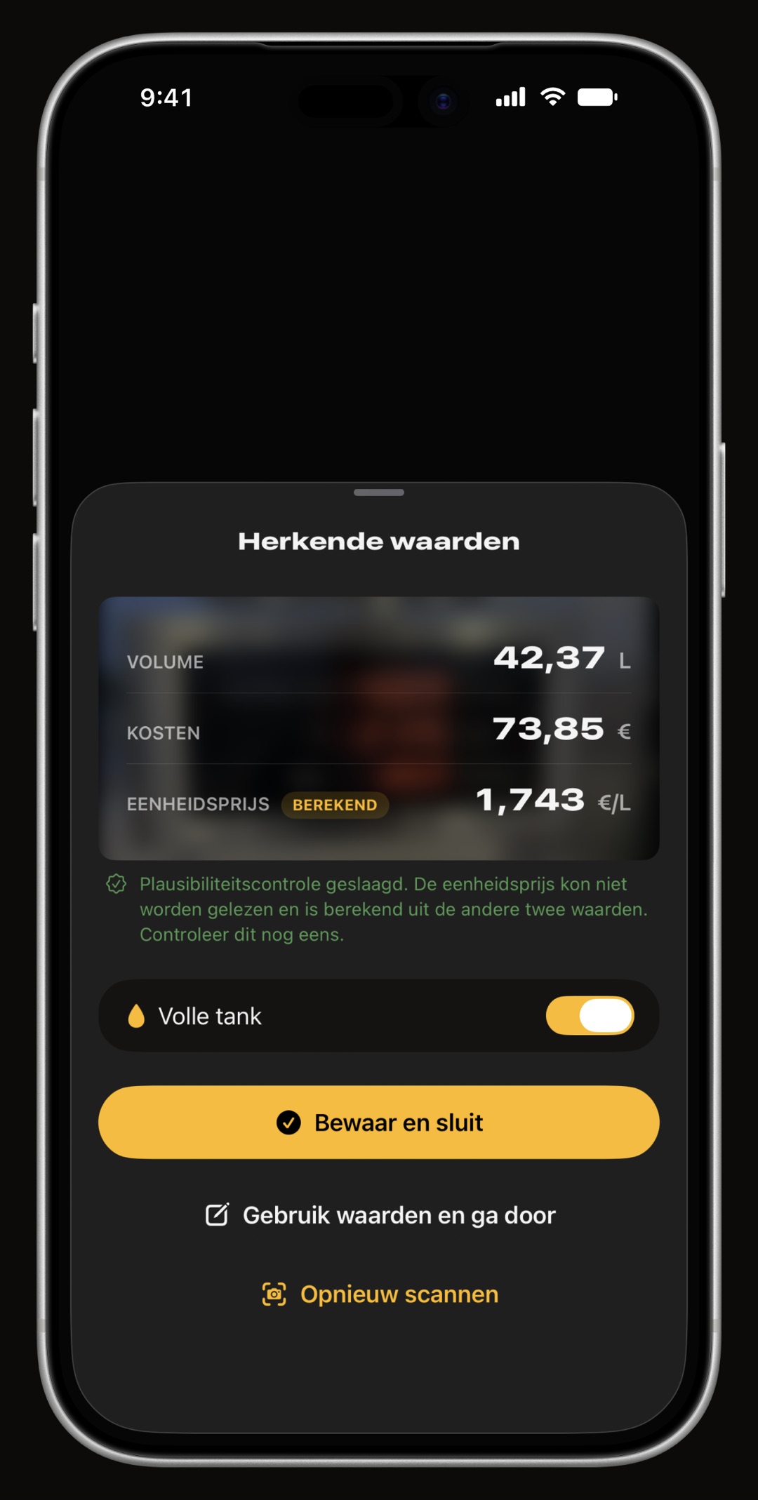 WrenchTime op iPhone na het scannen van het display van een benzinepomp, met het herkende volume in gallons, de kosten in dollars en een daaruit berekende eenheidsprijs, met een plausibiliteitscontrole en een schakelaar Volle tank