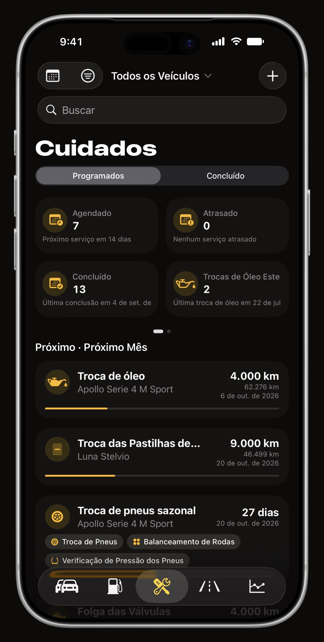 A aba de manutenção do WrenchTime no iPhone, com as revisões agrupadas por data e as atrasadas em primeiro