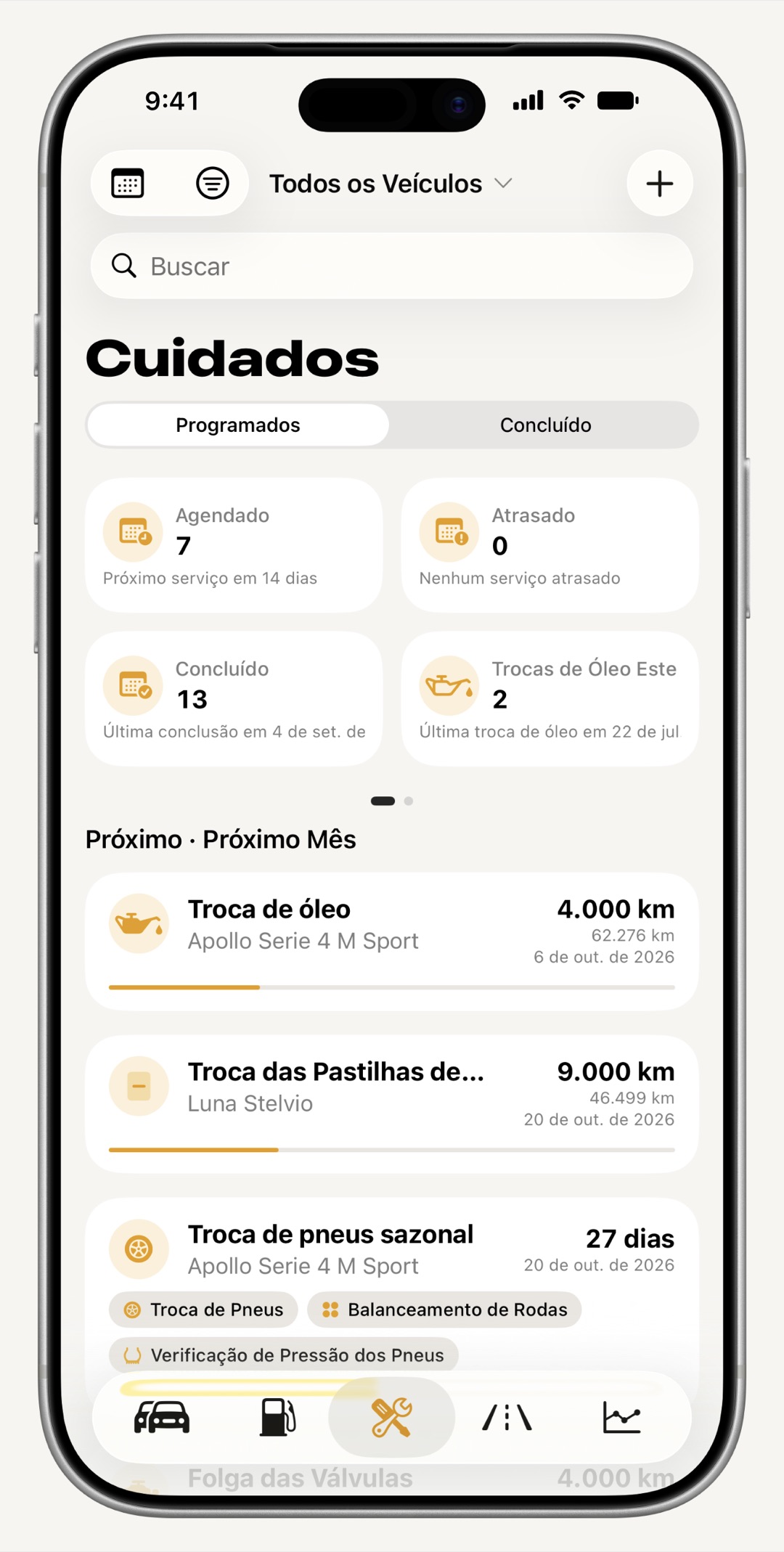 Aba de manutenção do WrenchTime no iPhone com as revisões próximas e as atrasadas, agrupadas por data