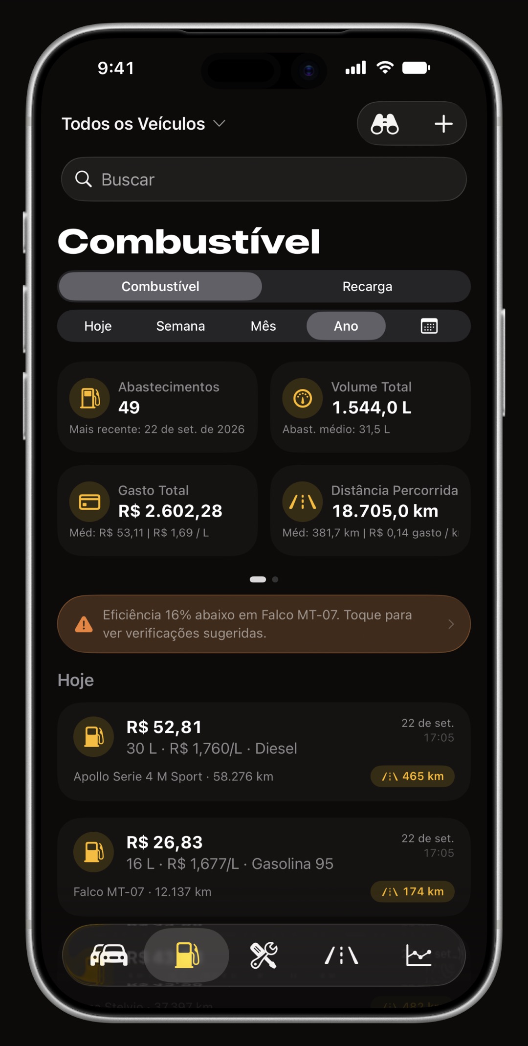 Registro de combustível do WrenchTime no iPhone com abastecimentos, litros, custo e consumo de tanque a tanque