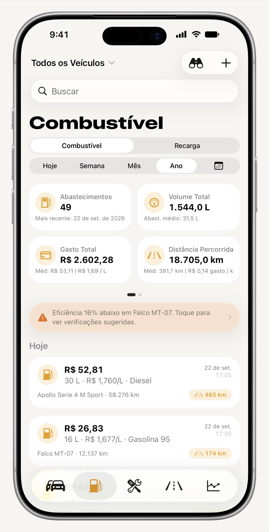 Registro de combustível do WrenchTime no iPhone com abastecimentos, litros, custo e consumo de tanque a tanque