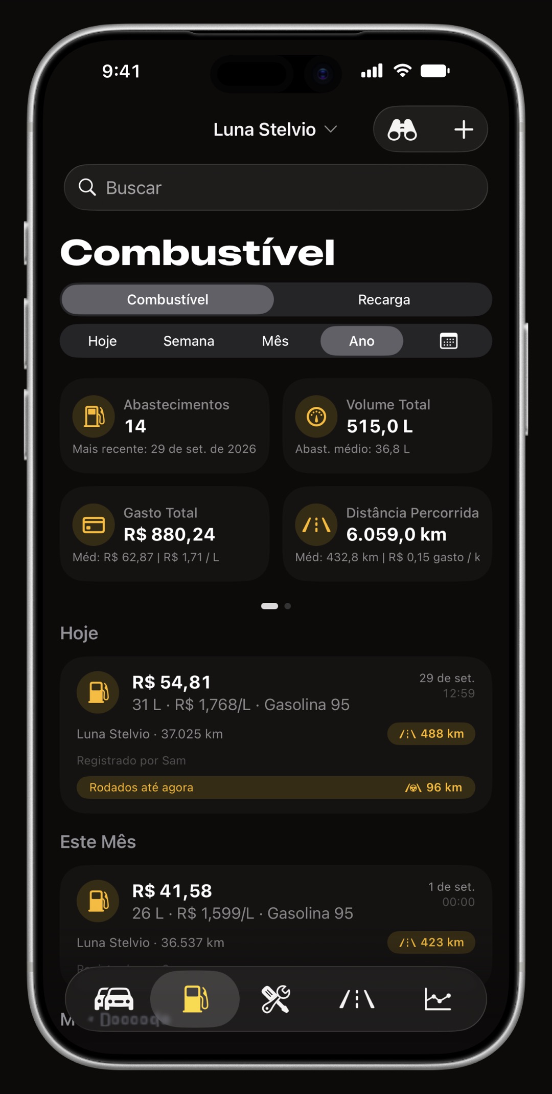 Registro de combustível do WrenchTime no iPhone para um carro compartilhado, com abastecimentos legendados Registrado por Sam