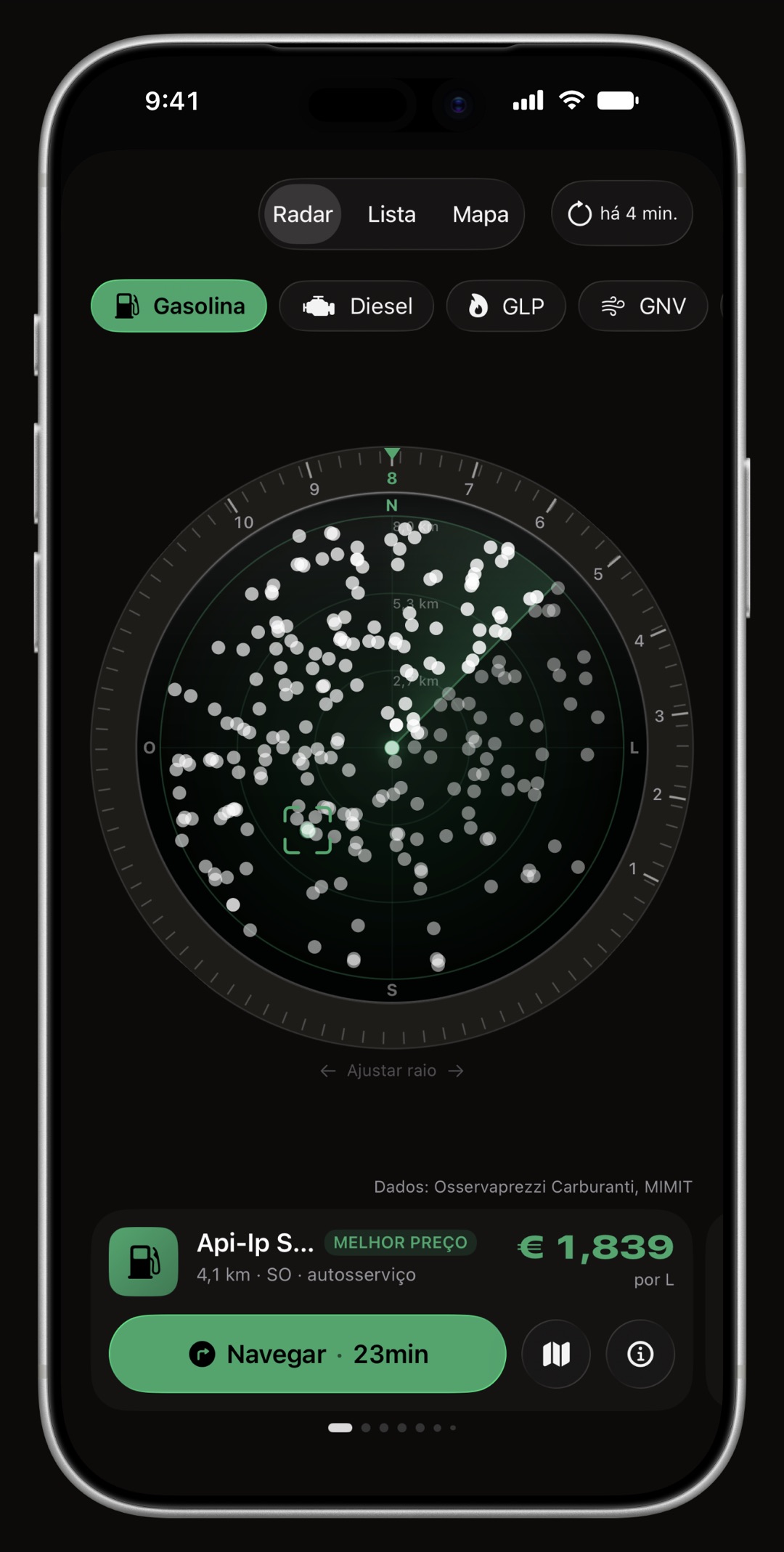 Radar de preços do WrenchTime no iPhone, com o anel, o cone de direção e o cartão do posto desenhados na cor de destaque: British Green